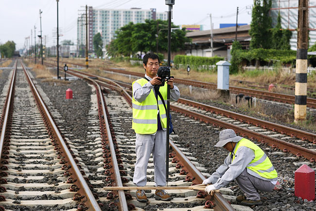 2015年-铁三院团队在泰国进行外业测量.jpg